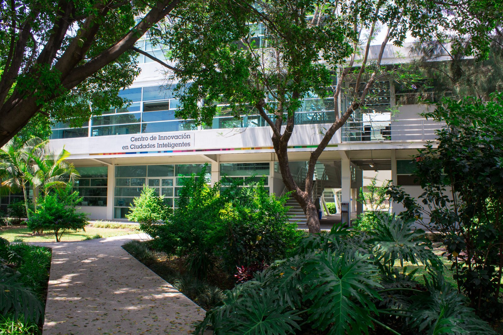 Foto a la entrada de posgrados