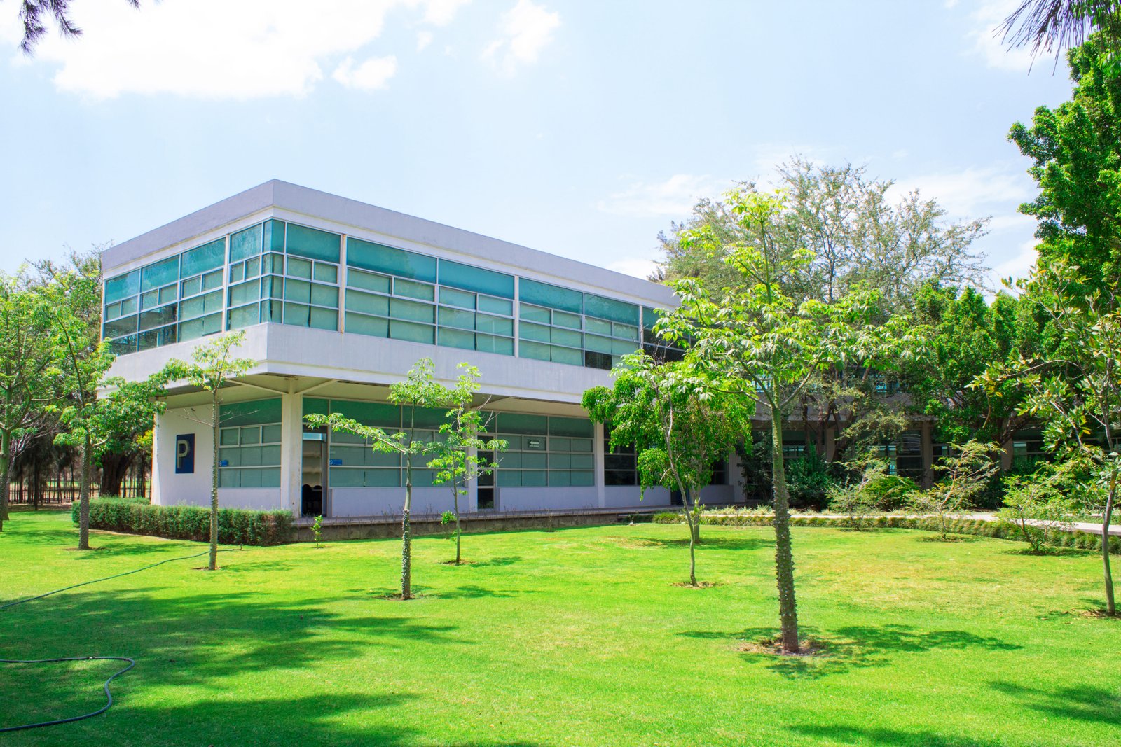 Foto del salon de posgrados área de jardines