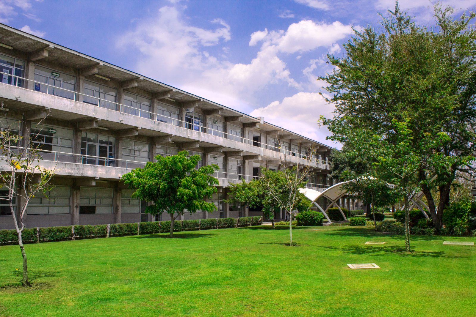 Foto del modulo de posgrados en área verde de jardines